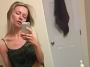 金髮洋妞也愛自己在廁所玩自拍