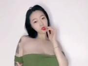 巨奶嫩妹全裸 摩托搖