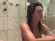 甜美的嫩妹在淋浴間自慰與呻吟