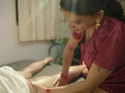 她為你提供最舒爽的精油按摩服務